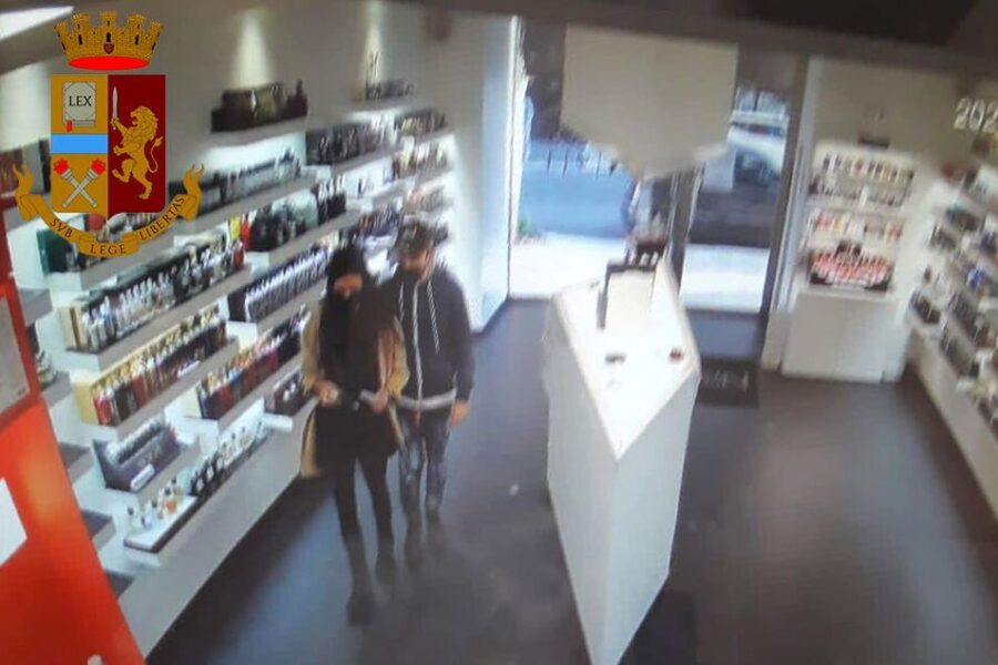 Rapinava negozi insieme alla compagna e alle due figliolette: ladro tradito dalla mascherina
