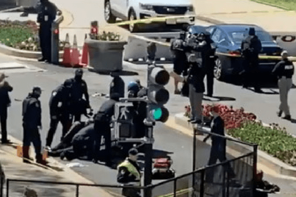 Capitol Hill, auto travolge due poliziotti: muore agente, autista ucciso