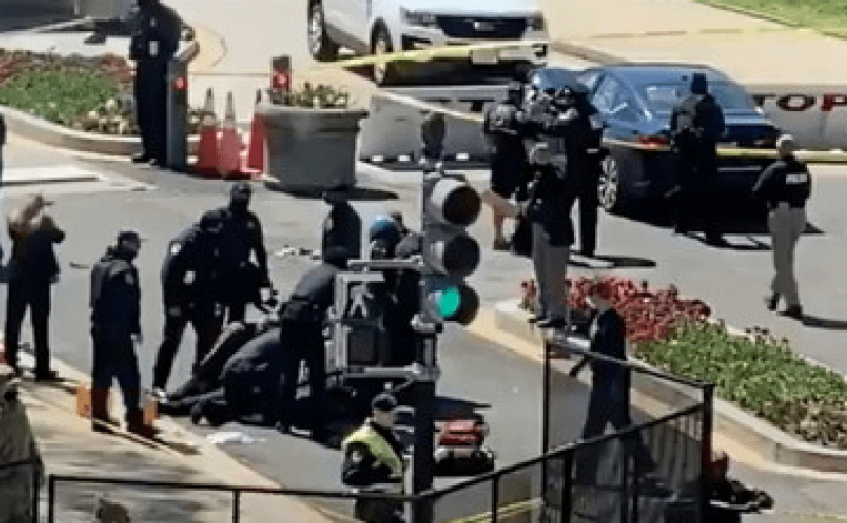 Capitol Hill, auto travolge due poliziotti: muore agente, autista ucciso