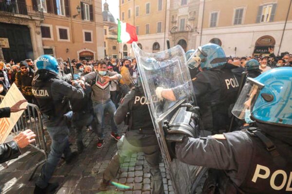 “Fateci riaprire”, nelle proteste alla Camera si infiltrano estremisti di destra