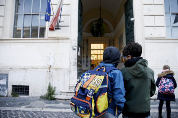 Rientro in classe tra connessioni scadenti e pochi spazi: “Facciamo lezione in palestra”