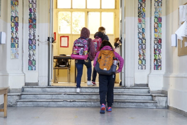 Scuole riaperte in Campania, emozione e proteste: “Centri estivi da giugno a settembre”