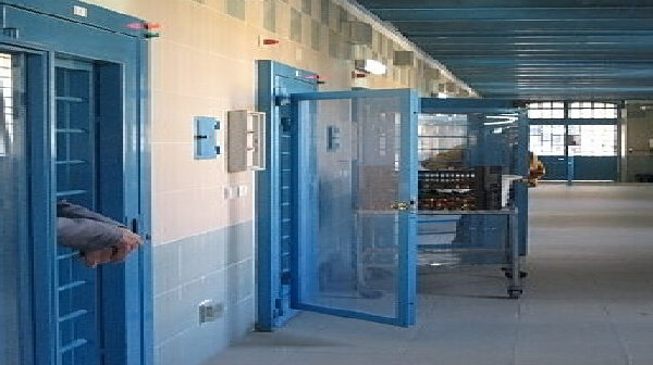 Focolaio nel carcere di Melfi, 52 positivi (3 in ospedale): “Noi abbandonati”