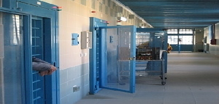 Focolaio nel carcere di Melfi, 52 positivi (3 in ospedale): “Noi abbandonati”