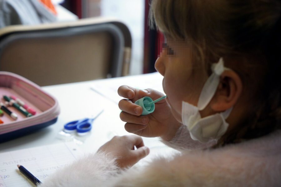 Tampone ai bambini, ecco quello a forma di lecca lecca: come funziona