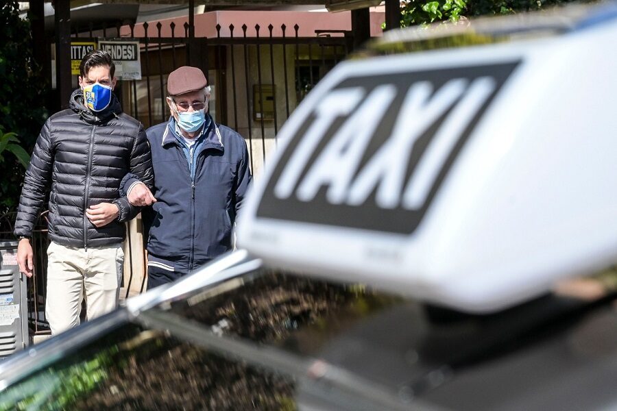 “Ti accompagno io” arriva a Napoli. Taxi gratuiti agli over 80 per andare a vaccinarsi