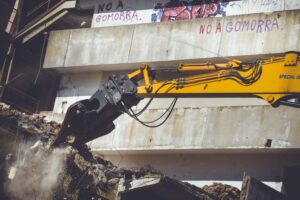 Le macerie della Vela abbattuta sono ancora lì a un anno dalla passerella di de Magistris: “Non sanno dove smaltirle”