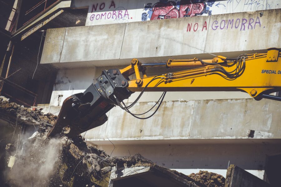 Le macerie della Vela abbattuta sono ancora lì a un anno dalla passerella di de Magistris: “Non sanno dove smaltirle”