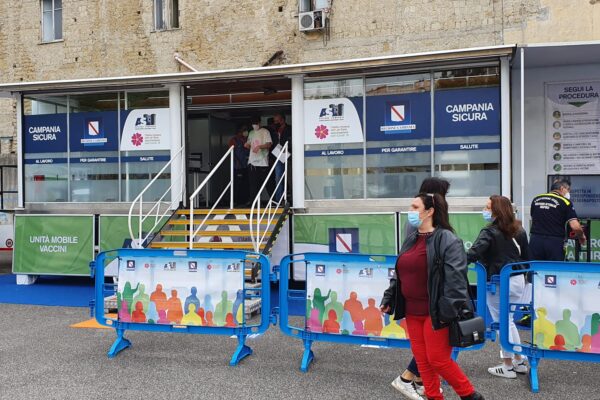 Vaccini a domicilio, arriva il ‘truck mobile’ al rione Sanità: “Così siamo più vicini ai cittadini”