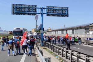 Lavoratori Whirpool bloccano il traffico autostradale: “Nessuno ci risponde, sarà un Primo Maggio amaro”