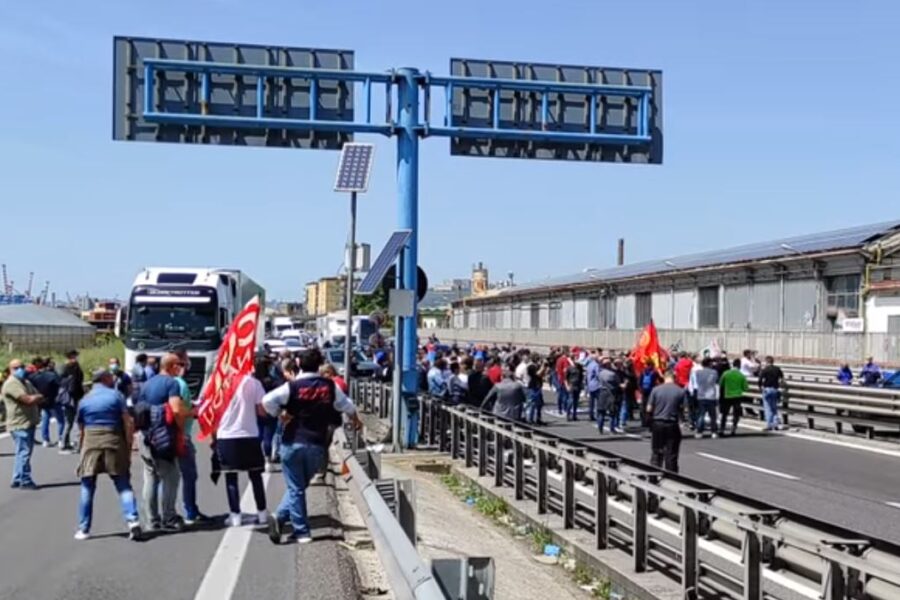 Lavoratori Whirpool bloccano il traffico autostradale: “Nessuno ci risponde, sarà un Primo Maggio amaro”