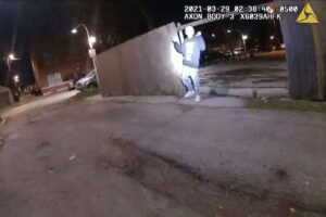 Polizia spara e uccide 13enne con le mani alzate: alta tensione a Chicago