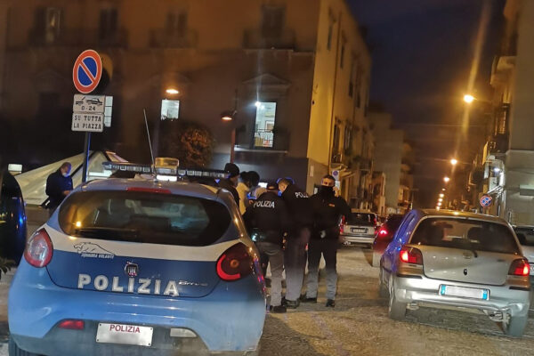 Si ‘scontrano’ per strada, 16enne ferito a coltellate: in gravi condizioni dopo la lite per futili motivi