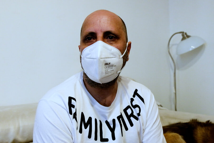 Chef si reinventa rider ma un incidente lo blocca: “Non ci sono sostegni, sopravvivere è diventato impossibile”