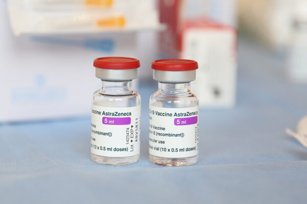 VACCINI PER GLI ANZIANI NELL’ORATORIO SANTA TERESA IN VIA PARLATORE VACCINAZIONE, VACCINAZIONI, VACCINO ANTI COVID 19, CORONAVIRUS VACCINO ASTRA ZENECA, FIALE, ASTRAZENECA