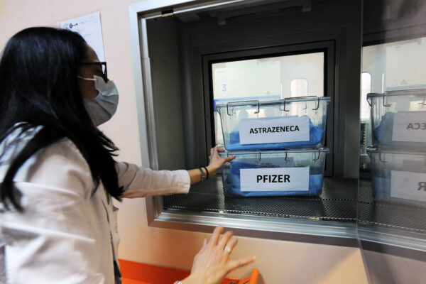 ISTITUTO TUMORI GIOVANNI PAOLO II  SOMMINISTRAZIONE VACCINI  ANTI COVID 19  PER I PAZIENTI ONCO-EMATOLOGICI E PER I LORO CAREGIVER VACCINI  PFIZER, VACCINO, VACCINAZIONE, VACCINAZIONI, CORONAVIRUS, INFERMIERE, PFIZER, ASTRAZENECA