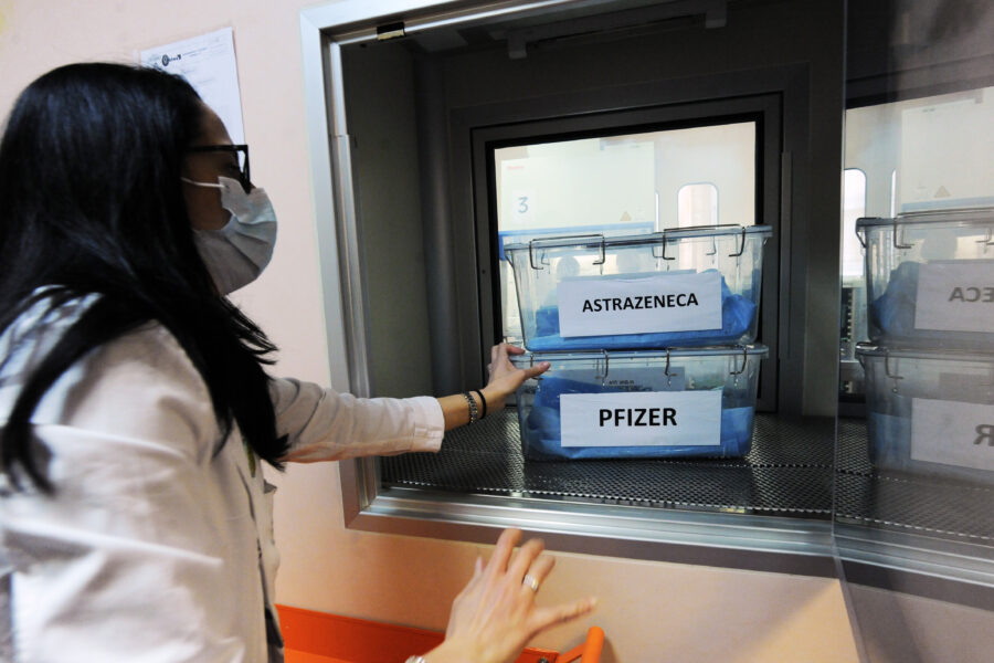 ISTITUTO TUMORI GIOVANNI PAOLO II  SOMMINISTRAZIONE VACCINI  ANTI COVID 19  PER I PAZIENTI ONCO-EMATOLOGICI E PER I LORO CAREGIVER VACCINI  PFIZER, VACCINO, VACCINAZIONE, VACCINAZIONI, CORONAVIRUS, INFERMIERE, PFIZER, ASTRAZENECA