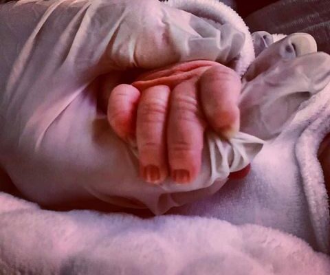 Partorisce ma è positiva al Covid: “Non posso sentire il tuo odore ma sono grata alla vita”