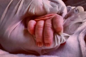 Partorisce ma è positiva al Covid: “Non posso sentire il tuo odore ma sono grata alla vita”