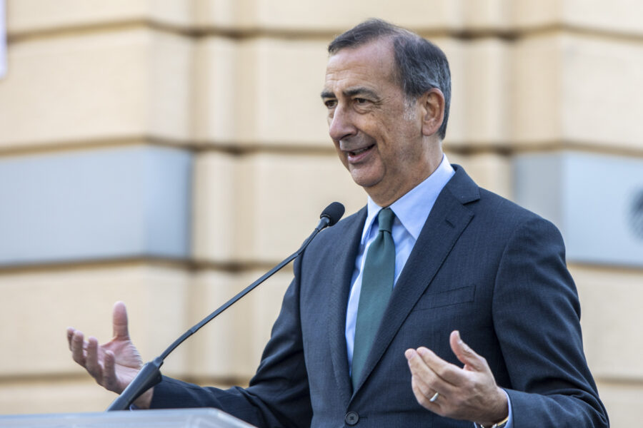 Milano, riprende la trascrizione degli atti di nascita per i figli di coppie omogenitoriali. Sala: “Permetterà di superare difficoltà concrete”