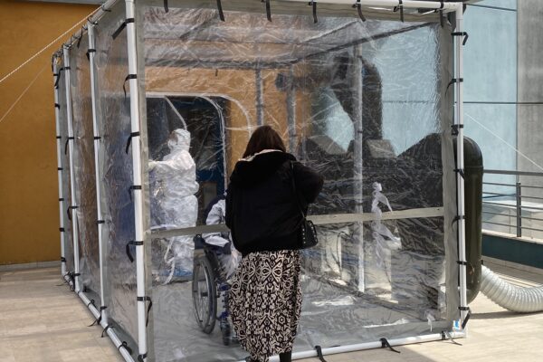 I pazienti Covid possono rivedere i propri cari: inaugurata al Cotugno la “stanza degli abbracci”