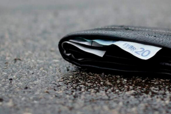 Perde il portafogli con soldi e carte di credito: ritrovato dalle telecamere di sorveglianza