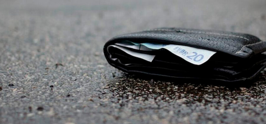 Perde il portafogli con soldi e carte di credito: ritrovato dalle telecamere di sorveglianza