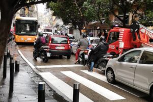 Doppio incidente al Corso Vittorio Emanuele: camion trascina alberi e autobus investe donna