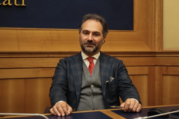 Maresca ha fretta, ma ora i partiti grazie ai sondaggi dettano le condizioni