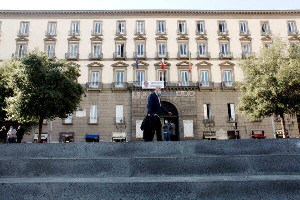Come risanare il debito di Napoli: ci vorrebbero 200 milioni all’anno per 20 anni…