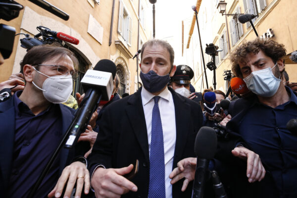 Casaleggio lancia l’ultimatum ai 5 Stelle: “Pagate i debiti con Rousseau entro il 22 aprile o prendiamo strade diverse”