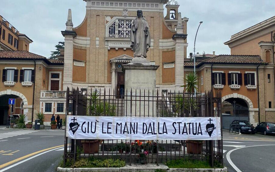 La protesta per la Madonna di piazza Sempione