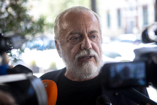 Diritti tv, dissesto e Covid: a Napoli comanda l’ammuina