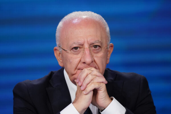 Le parole no, la politica sì: ecco il barocco che piace a De Luca e Pd