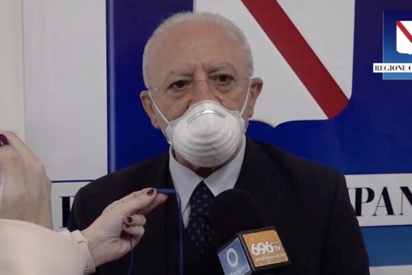 De Luca avverte: “Mantenere rigore o altri mesi di calvario, su Sputnik l’Aifa si decida” De Luca avverte: “Mantenere rigore o altri mesi di calvario, su Sputnik l’Aifa si decida”