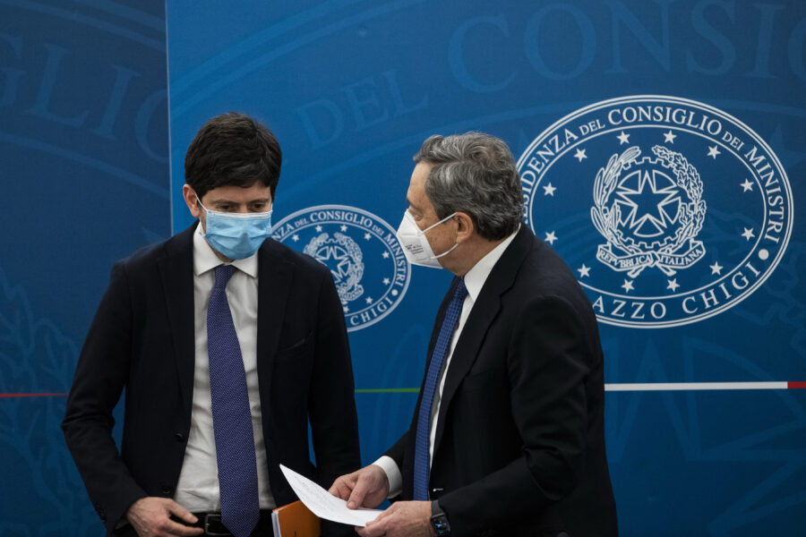 Attacchi a Speranza, il retroscena sulla richiesta di sostituzione del ministro della Salute