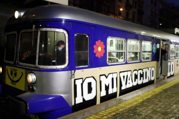 TRENO DI EAV SULLA LINEA CUMANA CON LA SCRITTA IO MI VACCINO