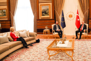 Erdogan e lo sgarbo all’Europa, il ‘Sultano’ turco lascia von der Leyen senza sedia: scoppia il ‘sofagate’