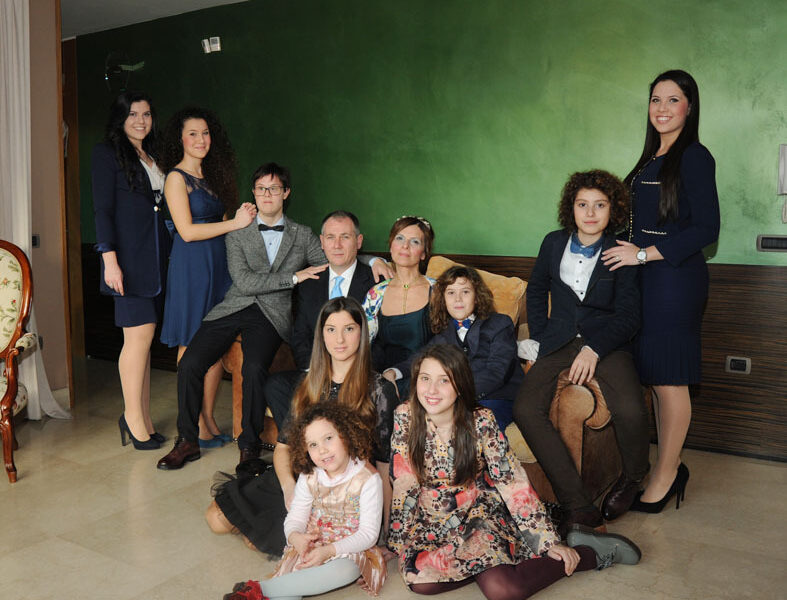 “Lotta per la connessione e niente privacy ma insieme è più bello”: La pandemia in una famiglia di 11 persone (più ospiti)