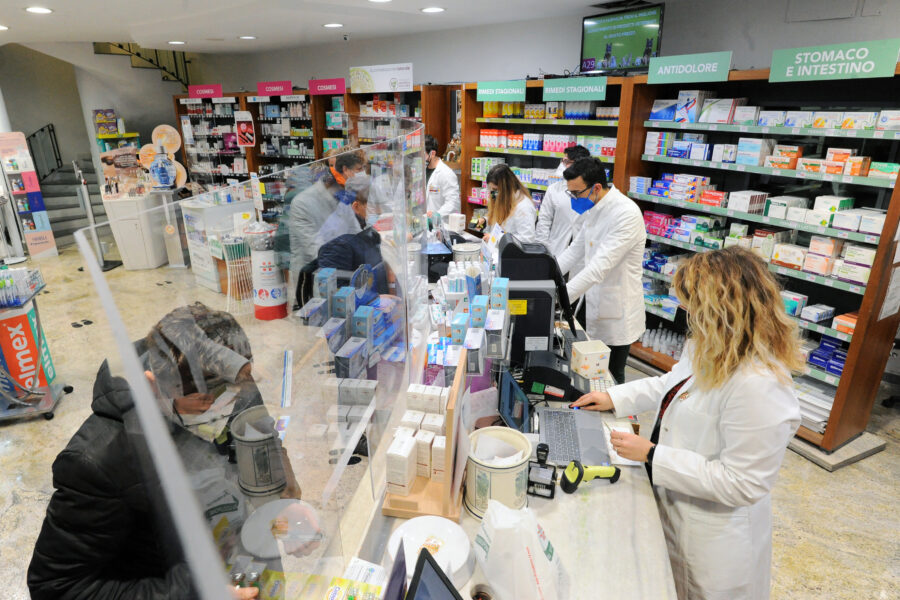 Vaccino in farmacia, in 500 già pronte a Napoli e provincia: “Abbiamo già decine di richieste”