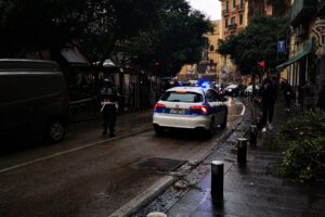 Doppio incidente al Corso Vittorio Emanuele: camion trascina alberi e autobus investe donna