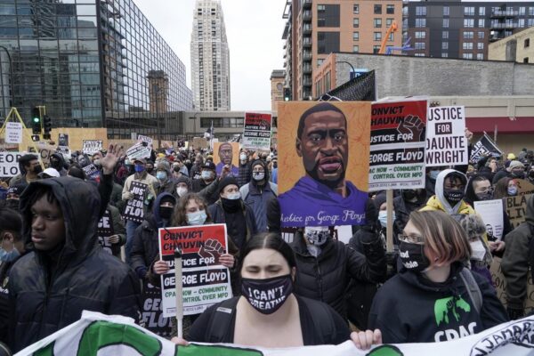 Processo Floyd, l’ex agente Chauvin condannato per omicidio: applausi davanti al tribunale