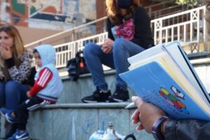 Un libro, un biglietto e un aiuto sospeso: parte da Scampia la rete di solidarietà nazionale