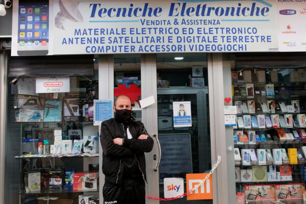 Il paradosso dei mercati: “Negozi che possono stare aperti fuori ma chiusi dentro”, la protesta di Francesco Il paradosso dei mercati: “Negozi che possono stare aperti fuori ma chiusi dentro”, la protesta di Francesco