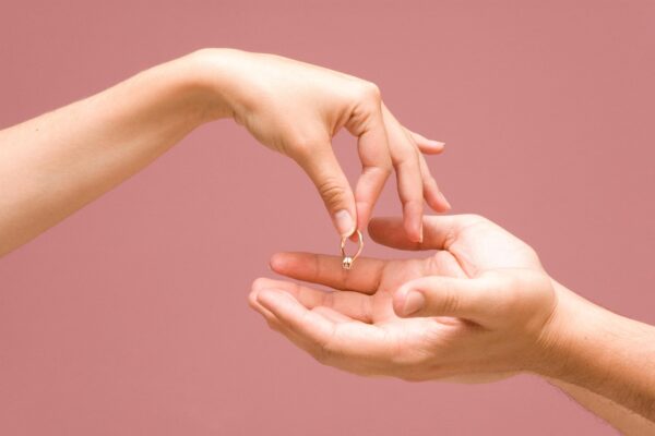 Il covid fa bene all’amore: durante il lockdown crollati divorzi e separazioni