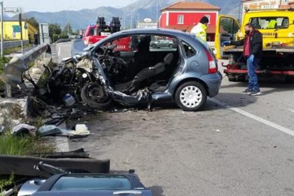 Schianto dopo il turno di lavoro, infermiere muore sulla statale: il dolore dei colleghi