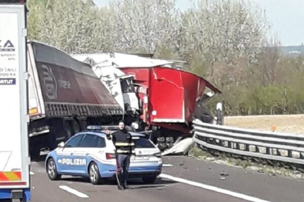 Triplo tamponamento tra tir sull’A4, dieci feriti e code chilometriche