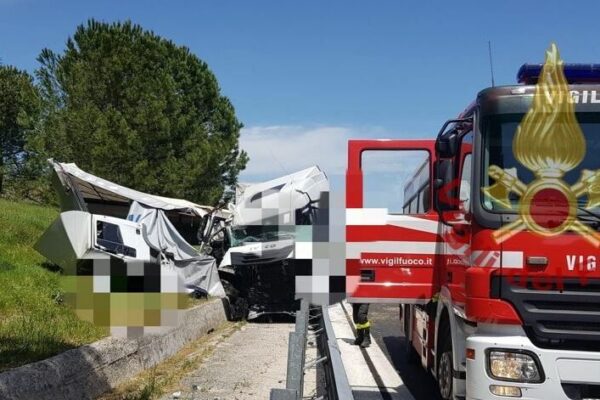 Incidente mortale tra camion sull’A25, autotrasportatore di 52enne perde la vita per un tamponamento