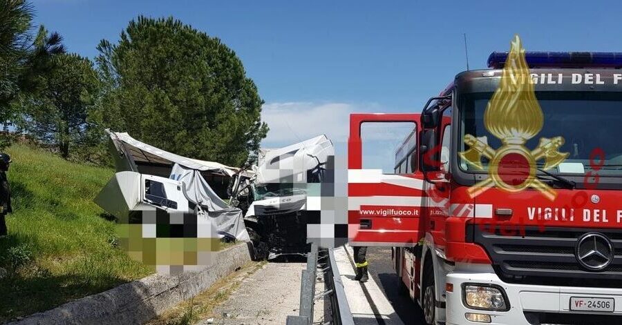 Incidente mortale tra camion sull’A25, autotrasportatore di 52enne perde la vita per un tamponamento