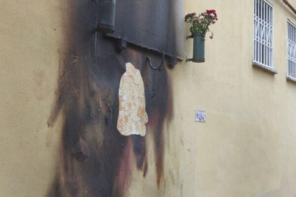 La targa dei partigiani bruciata a Pietralata